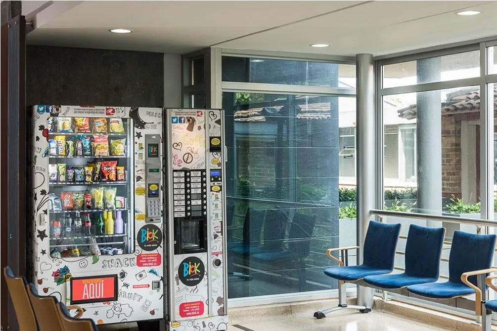 Máquinas de snacks y de café Biok en la sala de espera de una empresa