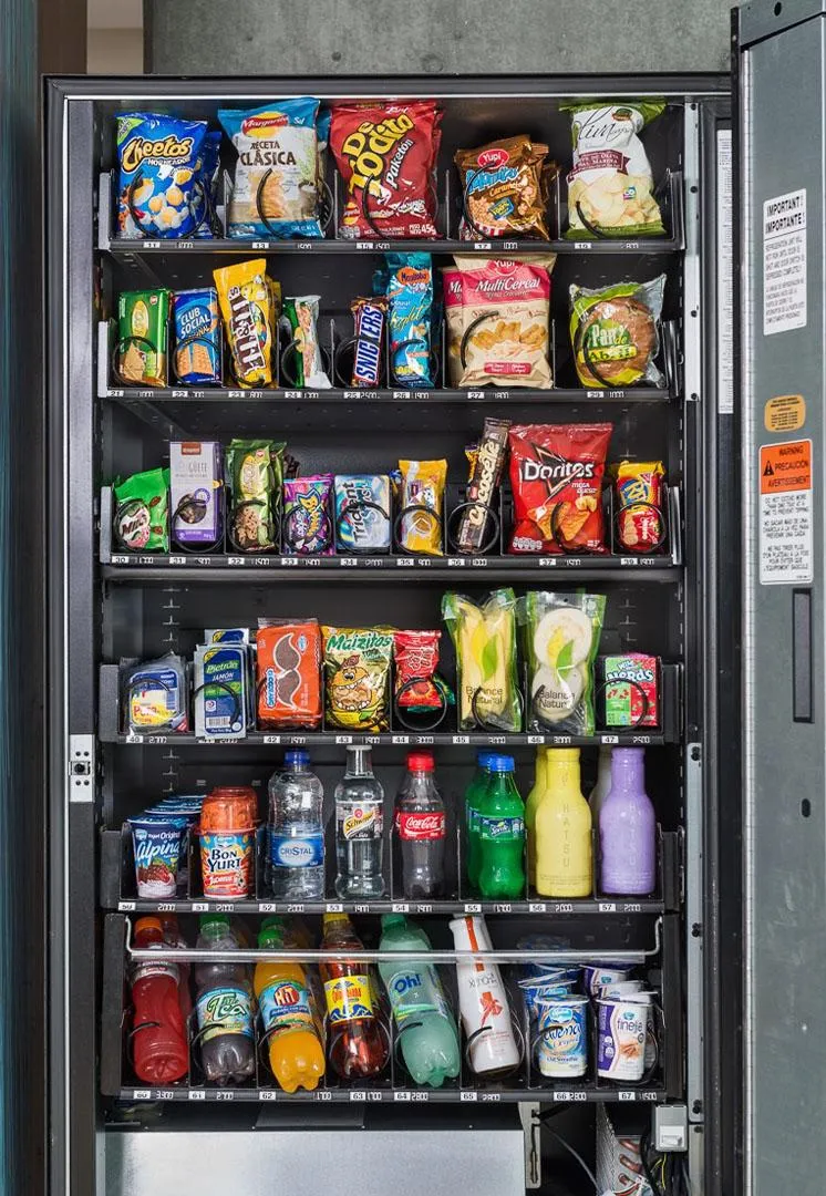 Máquina vending Biok surtida con snacks y bebidas